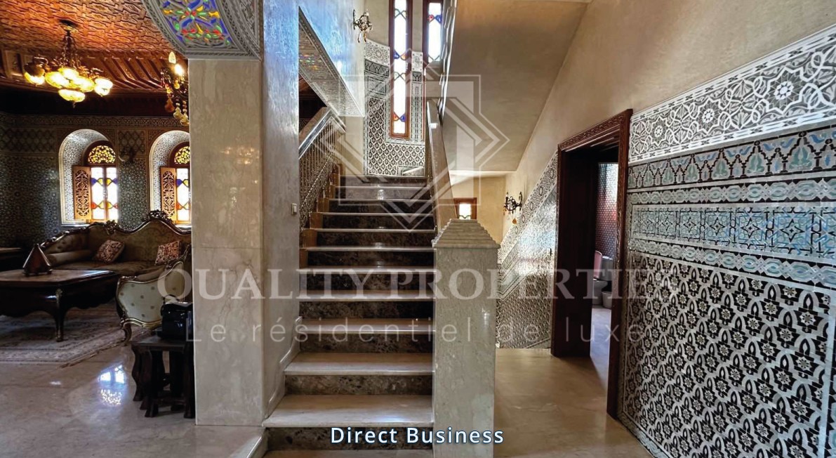 Villa récente, 5 chambres et piscine, dans le calme quartier Mandarona