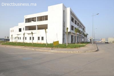 Local industriel et commercial de 3000m2 à vendre